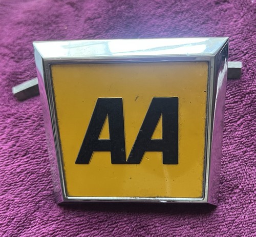 Vintage car badge aa - |,